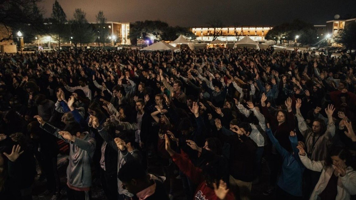 Baylor students gather in prayer on Fountain Mall during FM72.