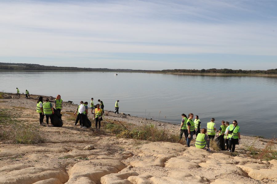 Baylor students volunteers cleaning up the shoreline of Lake Waco