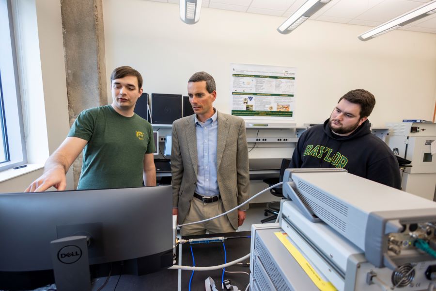 Baylor electrical and computer engineering students in the SMART Hub lab with Dr. Charles Baylis (center)