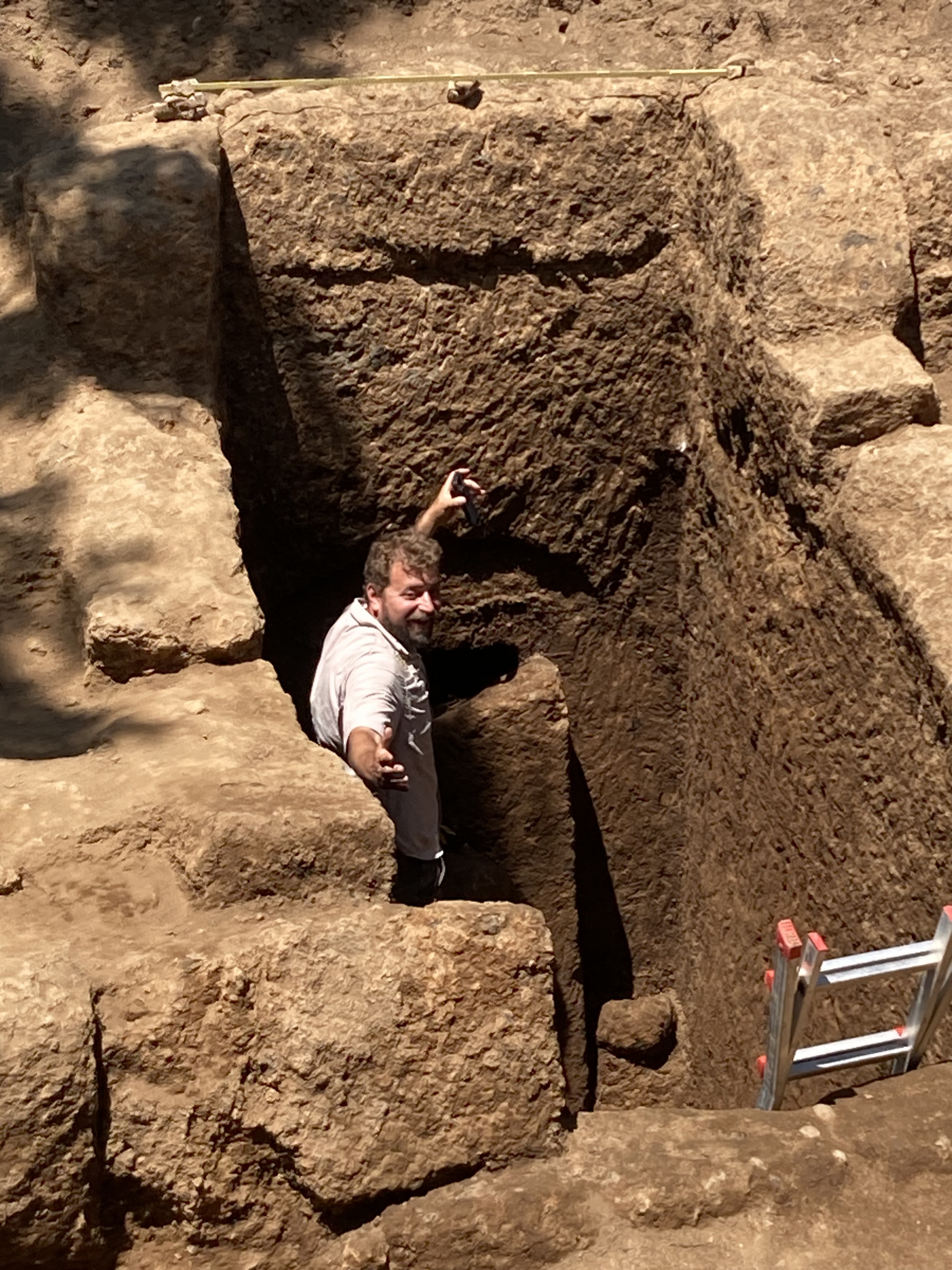 Zori opening slab to discover 7th century BC Etruscan tomb