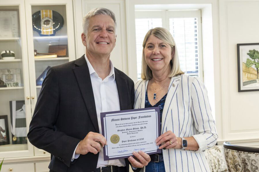 Stephen Sloan and President Linda Livingstone holding a certifcate