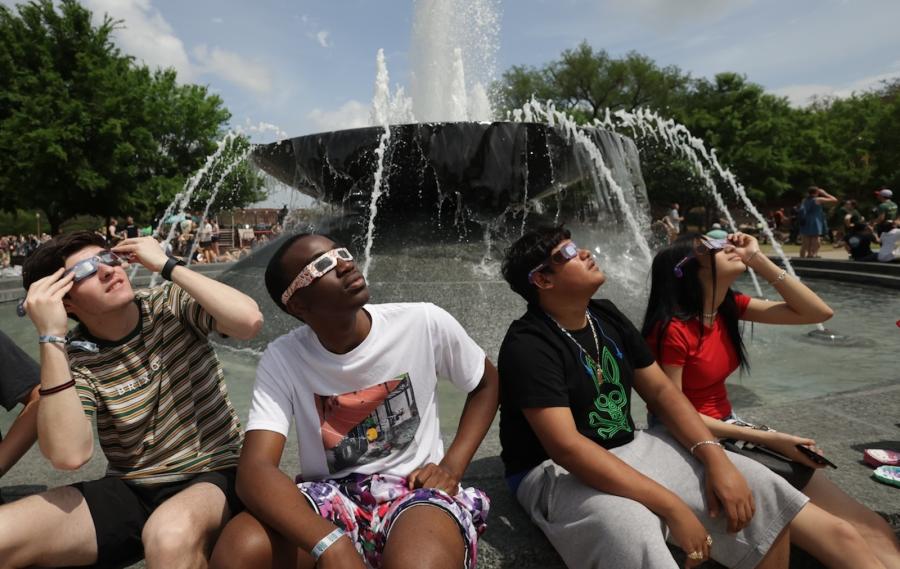 Baylor students watch total solar eclipse