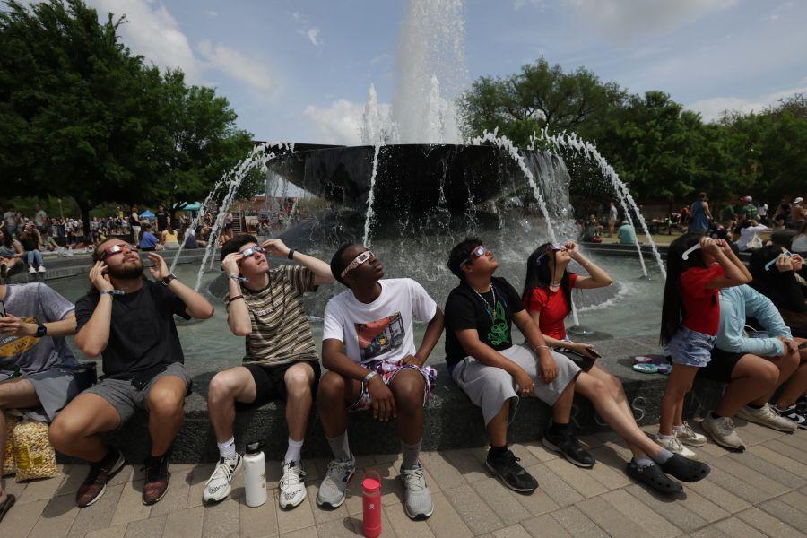 Viewing Total Solar Eclipse Rosenbalm Fountain Baylor Campus 